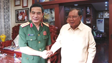 Đại tướng Phan Văn Giang tới thăm đồng chí Bounnhang Vorachith, nguyên Tổng Bí thư, Chủ tịch nước Lào.