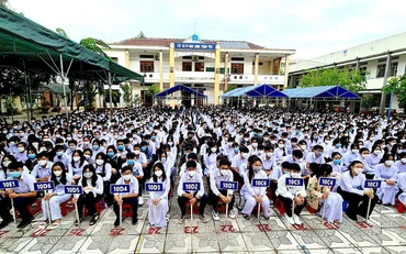 Học sinh trường THPT Cà Mau thực hiện nghiêm túc việc đeo khẩu trang trong ngày khai giảng 5/9. 