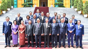Chủ tịch nước Nguyễn Xuân Phúc, Chủ tịch Quốc hội Campuchia Samdech Heng Samrin và các đại biểu.