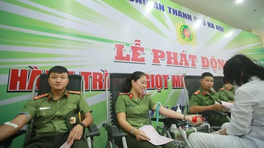 Các cán bộ, chiến sĩ Công an Thủ đô hiến máu tình nguyện hưởng ứng Lễ phát động “Hành trình giọt máu nghĩa tình năm 2022”.