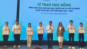 Sinh viên, học sinh Đại học Quốc gia Thành phố Hồ Chí Minh vượt khó, học tốt năm học 2021-2022 nhận học bổng. 