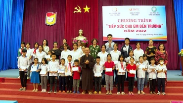 Hội khuyến học tỉnh trao học bổng “Tiếp sức đến trường” cho học sinh trên địa bàn thành phố Việt Trì.