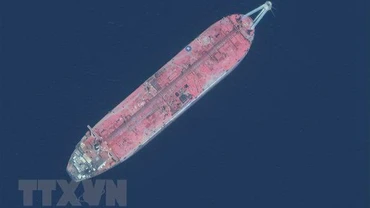 Tàu Safer mắc kẹt ngoài khơi cảng Ras Isa, Yemen, ngày 19/7/2020. (Ảnh: AFP/TTXVN)