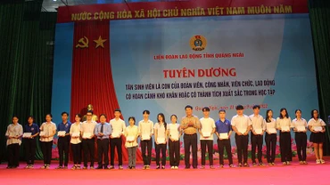 Quảng Ngãi tuyên dương, tặng quà 320 tân sinh viên vượt khó, học giỏi