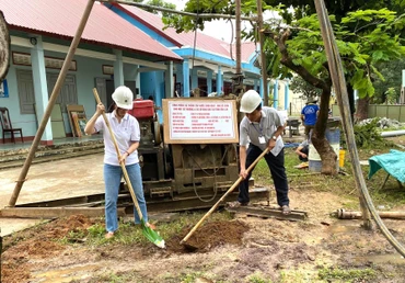 Đại diện lãnh đạo Trường Tiểu học Kim Đồng, và Công ty cổ phần nhựa Bình Minh động thổ khởi công xây dựng công trình.