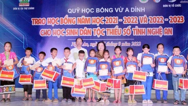 Đồng chí Trương Mỹ Hoa trao tặng các suất học bổng Vừ A Dính cho các em học sinh. (Ảnh: THANH QUỲNH)