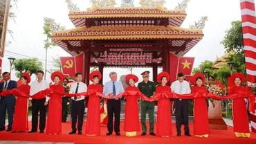 Cắt băng khánh thành Bia di tích Chiến thắng đồn Lệ Sơn.