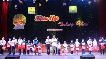 Trao học bổng, quà cho các cháu thiếu nhi là con công đoàn viên, người lao động có hoàn cảnh khó khăn.