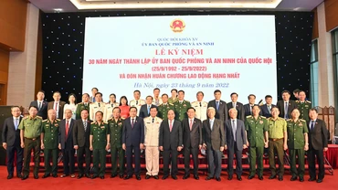 Chủ tịch nước Nguyễn Xuân Phúc, Chủ tịch Quốc hội Vương Đình Huệ chụp ảnh lưu niệm với các đại biểu tại lễ kỷ niệm. 