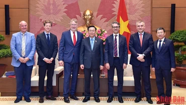 Chủ tịch Quốc hội Vương Đình Huệ và Chủ tịch Ủy ban Thương mại quốc tế, Nghị viện châu Âu Bernd Lange với các đại biểu tại buổi tiếp. 