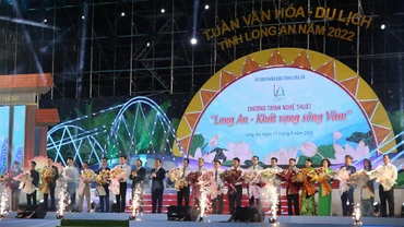 Lãnh đạo tỉnh Long An tặng hoa tri ân các nhà tài trợ cho chuỗi sự kiện “Tuần Văn hóa-Du lịch Long An 2022”.