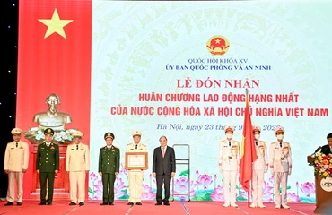 Chủ tịch nước Nguyễn Xuân Phúc trao Huân chương Lao động hạng Nhất cho Ủy ban Quốc phòng và An ninh.
