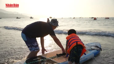 Người Đà Nẵng đón bình minh tại biển Mân Thái.
