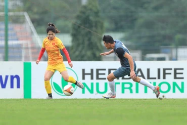 Thanh Nhã đi bóng trước sự truy cản của đối phương. (Ảnh: VFF)