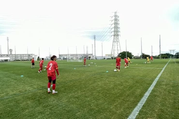 Buổi tập đầu tiên của U17 nữ Việt Nam tại Okinawa. (Ảnh: VFF)