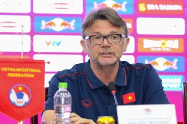 HLV Philippe Troussier tại buổi họp báo chiều 11/3. (Ảnh: VFF)