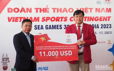 Tặng quà chúc mừng thành tích thi đấu của Đoàn Thể thao Việt Nam tại SEA Games 32.