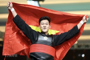 Nguyễn Tấn Sang giành Huy chương Vàng môn Pencak Silat nội dung đối kháng hạng 75-80kg nam. (Ảnh: TTXVN)