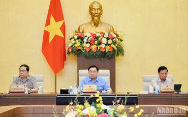 Chủ tịch Quốc hội Vương Đình Huệ và các Phó Chủ tịch Quốc hội dự phiên họp. (Ảnh: Duy Linh)