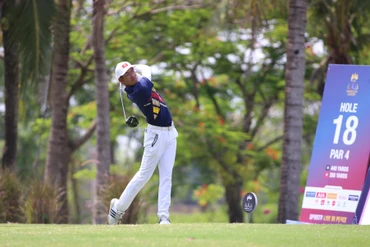 Lê Khánh Hưng đoạt Huy chương Vàng lịch sử cho golf Việt Nam. (Ảnh: TAM NINH)
