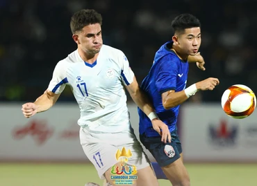U22 Campuchia (áo trắng) không thể bảo vệ tỷ số dẫn trước vào đúng những phút bù giờ cuối cùng. (Ảnh: AseanFootball)