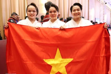 3 nữ vận động viên Đội tuyển Karate Việt Nam (Lưu Thị Thu Uyên, Nguyễn Ngọc Trâm, Nguyễn Thị Phương) giành Huy chương Vàng nội dung Kata đồng đội nữ. (Ảnh: TTXVN)