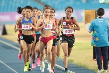 Vận động viên Nguyễn Thị Oanh (số 561) giành Huy chương Vàng môn điền kinh nội dung 5.000m nữ. (Ảnh: TAM NINH)