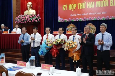Lãnh đạo tỉnh Quảng Nam tặng hoa chúc mừng tân Chủ tịch Ủy ban nhân dân tỉnh Lê Văn Dũng (đứng giữa) và 2 Phó Chủ tịch Ủy ban nhân dân tỉnh: Trần Nam Hưng (thứ ba từ trái sang) và Phan Thái Bình (thứ ba từ phải sang).
