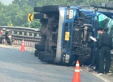 Xe tải bị lật hư hỏng nặng.