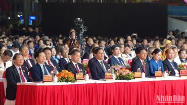 Các đồng chí lãnh đạo Trung ương và địa phương dự Lễ kỷ niệm 50 năm Ngày giải phóng tỉnh Quảng Nam và 95 năm Ngày thành lập Đảng bộ tỉnh Quảng Nam.
