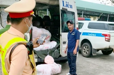 Phát hiện xe khách vận chuyển mỡ động vật không rõ nguồn gốc.