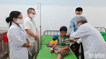 Đoàn công tác Sở Y tế Quảng Nam kiểm tra sức khỏe trẻ đang điều trị tại Trung tâm Y tế huyện Nam Trà My.