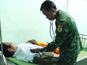 Cán bộ quân y thăm khám, theo dõi sức khỏe người dân bị ngộ độc