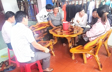 Lãnh đạo huyện Núi Thành đến thăm hỏi, động viên gia đình ngư dân gặp nạn trên biển.