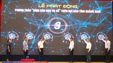 Các đồng chí lãnh đạo tỉnh Quảng Nam thực hiện nghi thức phát động phong trào “Bình dân học vụ số”. 