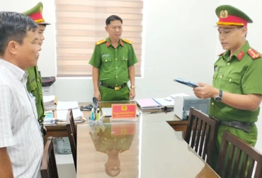 Công an thi hành quyết định khởi tố và bắt tạm giam đối với ông Trần Văn Vũ.