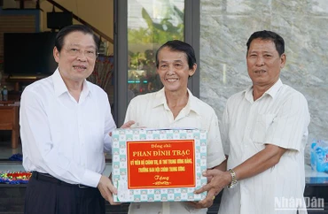 Trưởng Ban Nội chính Trung ương Phan Đình Trạc (thứ 3 từ phải qua) nghe lãnh đạo xã Duy Vinh báo cáo tình hình xây dựng mô hình nông thôn mới. 