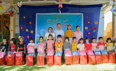 Đại diện FVG trao quà tại điểm trường mầm non Hướng Dương, xã Mà Cooih (huyện Đông Giang).