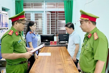 Cơ quan chức năng tống đạt quyết định khởi tố bị can, lệnh bắt tạm giam đối với ông Lê Quang Hào.