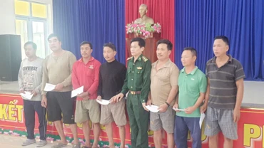 Đại tá Hoàng Văn Mẫn, Chính ủy Bộ đội Biên phòng tỉnh Quảng Nam thăm hỏi, động viên các ngư dân gặp nạn trên biển.