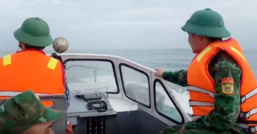Lực lượng biên phòng tìm kiếm thanh niên mất tích khi tắm biển .