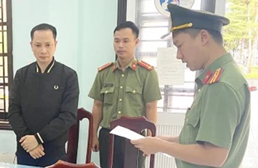 Công an tỉnh Quảng Nam thực hiện lệnh bắt tạm giam đối với Nguyễn Quang Tứ.