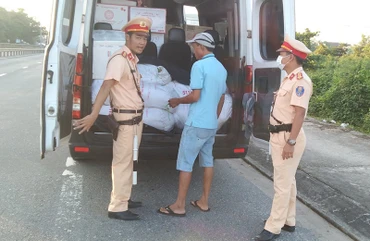 Phương tiện cùng tang vật được giao cho Công an huyện Phú Ninh điều tra, xử lý.