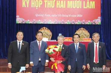 Các đồng chí lãnh đạo tỉnh Quảng Nam tặng hoa chúc mừng đồng chí Nguyễn Đức Dũng, Phó Bí thư Thường trực Tỉnh ủy, Chủ tịch Hội đồng nhân dân tỉnh nhiệm kỳ 2021-2026. 