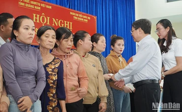 Phó Chủ tịch Quốc hội Nguyễn Đức Hải trao quà tặng cho các gia đình ở huyện Núi Thành có người thân tử vong, mất tích trong 2 vụ chìm tàu trên biển.