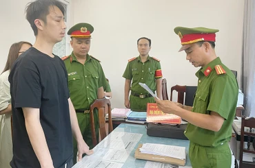 Cơ quan Cảnh sát điều tra Công an tỉnh Quảng Nam thi hành các quyết định đối với ông Chong Fu Kit.