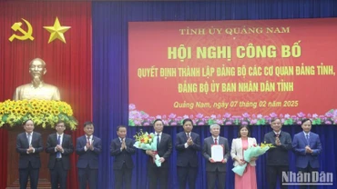 Bí thư Tỉnh ủy Lương Nguyễn Minh Triết (thứ 4 từ trái sang) tặng hoa chúc mừng Đảng bộ các cơ quan đảng tỉnh nhiệm kỳ 2020-2025.