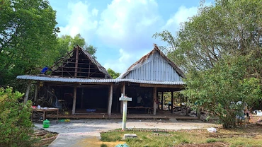Lực lượng làm nhiệm vụ ở Cà Mau tiến hành cưỡng chế, thu hồi đất và tháo dỡ các công trình tạm trên phần đất đã giao cho Công ty TNHH Trường Khánh.