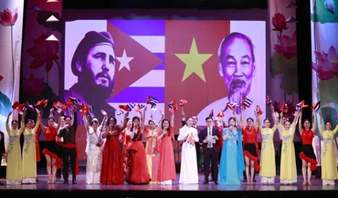 Tiết mục biểu diễn nghệ thuật chào mừng.