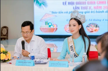 Đại diện Ban tổ chức giới thiệu lễ hội tại buổi họp báo.